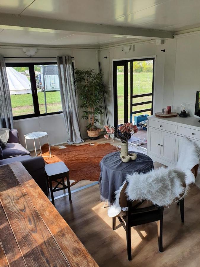 Houten Huisje Tussen Paarden Nieuwerkerken المظهر الخارجي الصورة