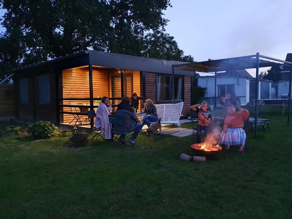 Houten Huisje Tussen Paarden Nieuwerkerken المظهر الخارجي الصورة