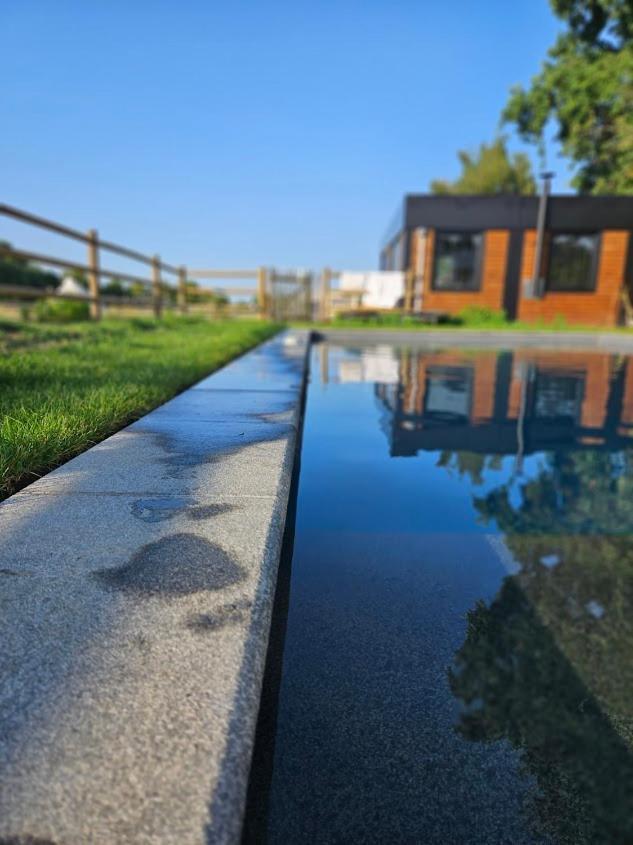 Houten Huisje Tussen Paarden Nieuwerkerken المظهر الخارجي الصورة